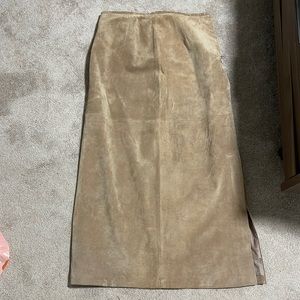 Size 10, unworn suede skirt, I am 5’4 and this goes right above my ankles